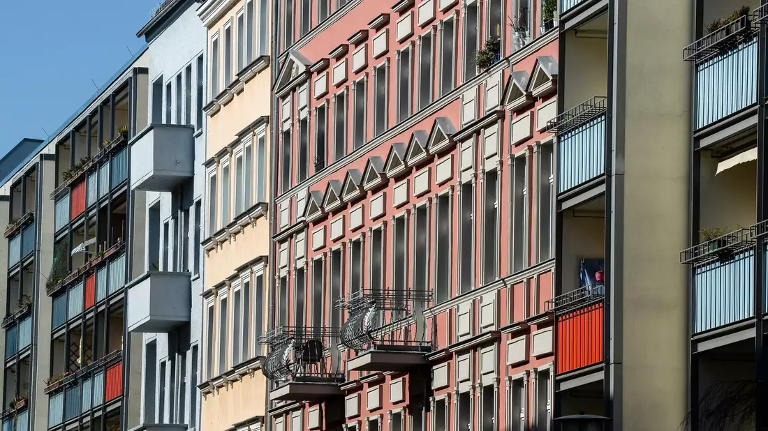 Alt- und Neubauten im Berliner Bezirk Friedrichshain. - Bild: Jens Kalaene/dpa
