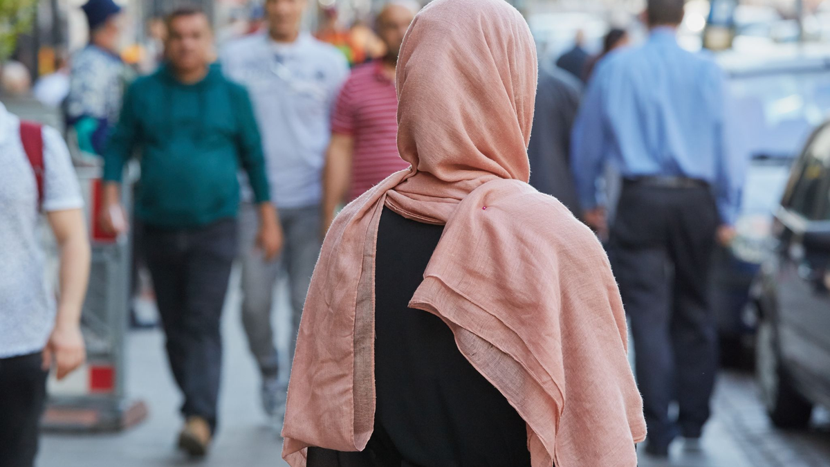 Eine Muslimin unterwegs in Hamburg:  Laut Untersuchungen stimmt etwa jede beziehungsweise jeder Zweite muslimfeindlichen Aussagen zu. - Foto: Georg Wendt/dpa