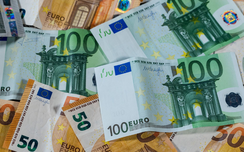 Laut Statistisches Bundesamt sind die Schulden 26 Mal so hoch wie das monatliche Nettoeinkommen. - Foto: Jens Büttner/dpa