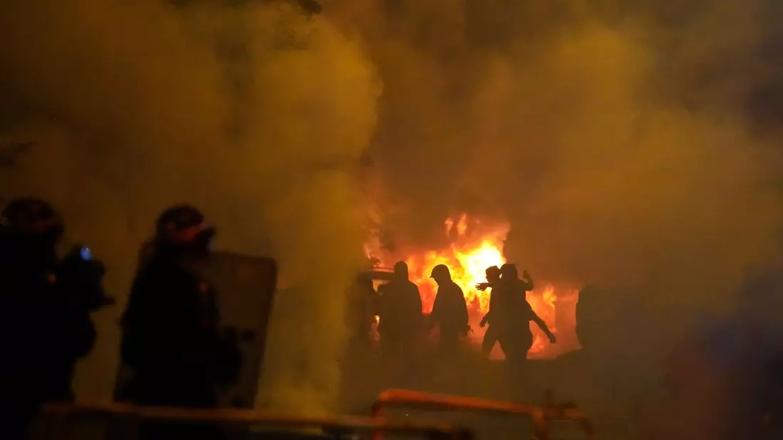 Jugendliche und die Polizei stoßen bei Ausschreitungen in Nanterre aufeinander. - Bild: Christophe Ena/AP