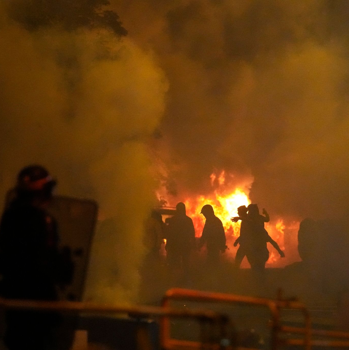 Jugendliche und die Polizei stoßen bei Ausschreitungen in Nanterre aufeinander. - Foto: Christophe Ena/AP