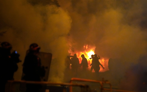 Jugendliche und die Polizei stoßen bei Ausschreitungen in Nanterre aufeinander. - Foto: Christophe Ena/AP