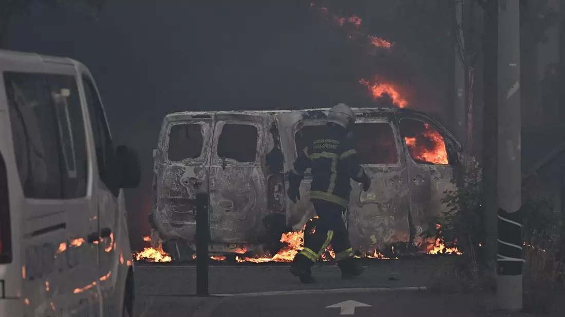 Brennende Autos in Toulouse. - Bild: Lionel Bonaventure/AFP/dpa