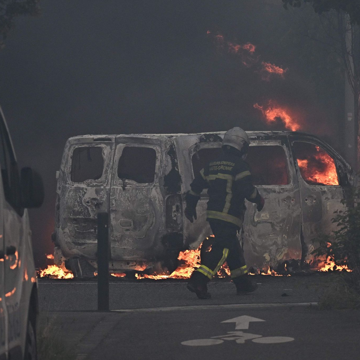 Brennende Autos in Toulouse. - Foto: Lionel Bonaventure/AFP/dpa