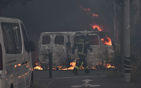 Brennende Autos in Toulouse. - Foto: Lionel Bonaventure/AFP/dpa