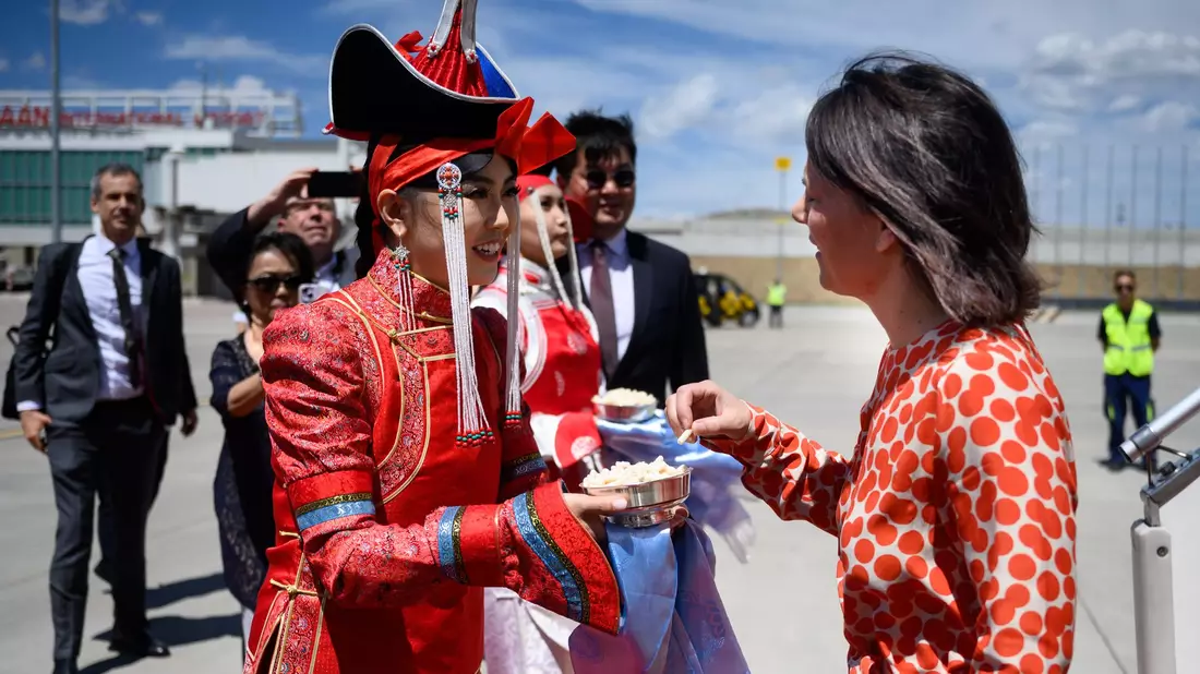 Außenministerin Annalena Baerbock wird auf dem Chinggis Khaan International Airport begrüßt. - Bild: Bernd von Jutrczenka/dpa
