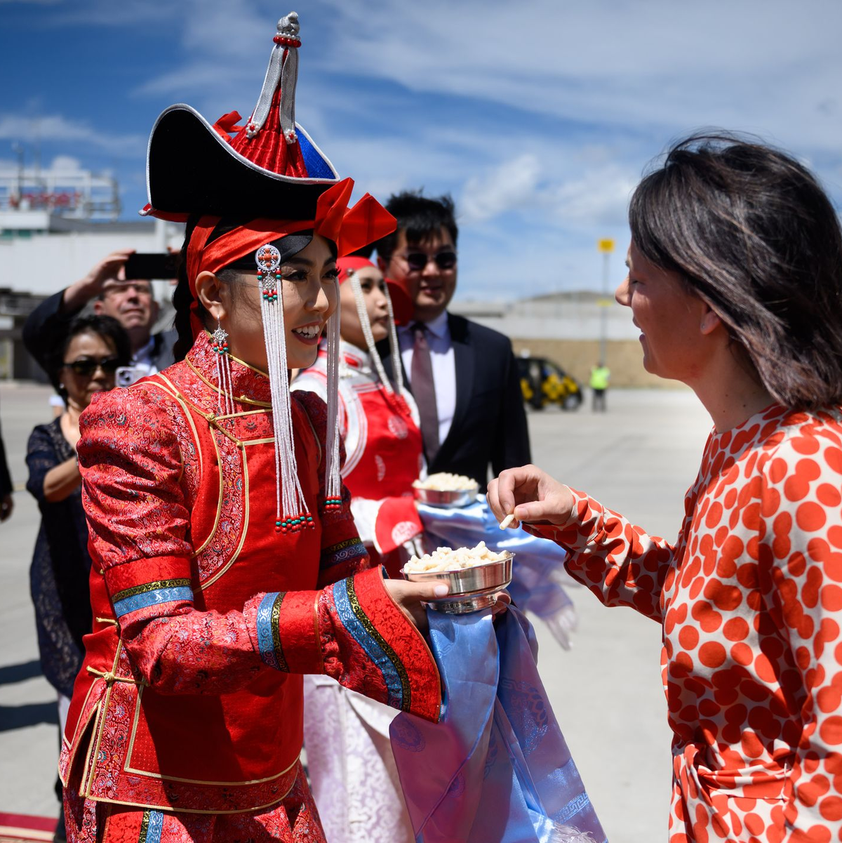 Außenministerin Annalena Baerbock wird auf dem Chinggis Khaan International Airport begrüßt. - Foto: Bernd von Jutrczenka/dpa