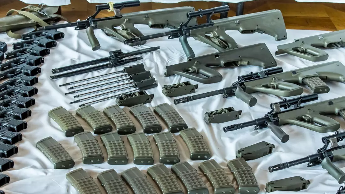 Sichergestellte Waffen, Munition und NS-Devotionalien. - Bild: BMI/APA/dpa