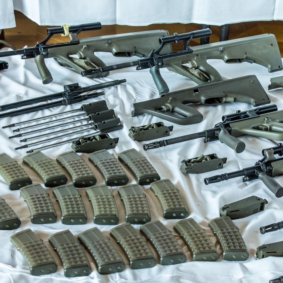 Sichergestellte Waffen, Munition und NS-Devotionalien. - Foto: BMI/APA/dpa