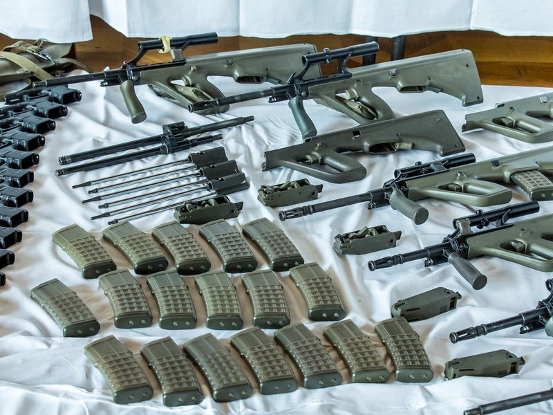 Sichergestellte Waffen, Munition und NS-Devotionalien. - Foto: BMI/APA/dpa