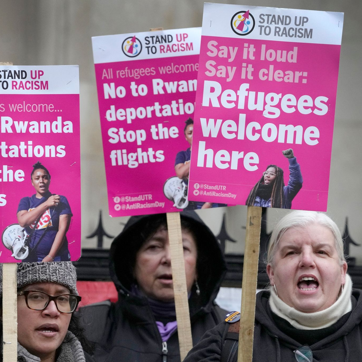 «Stand Up To Racism»-Aktivisten mit Plakaten vor dem High Court in London (Archivbild). - Foto: Kirsty Wigglesworth/AP/dpa