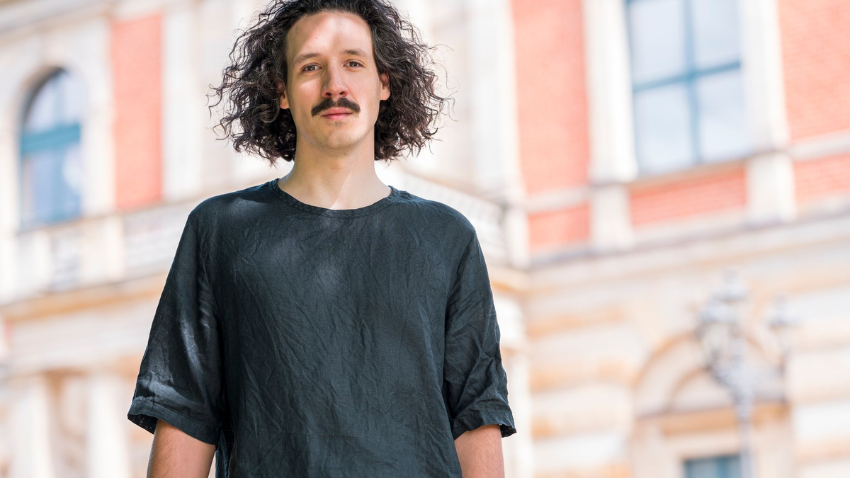 «Es geht nicht um Verrenkungen oder Zugeständnisse an den Geschmack»: Regisseur Valentin Schwarz. - Foto: Daniel Vogl/dpa