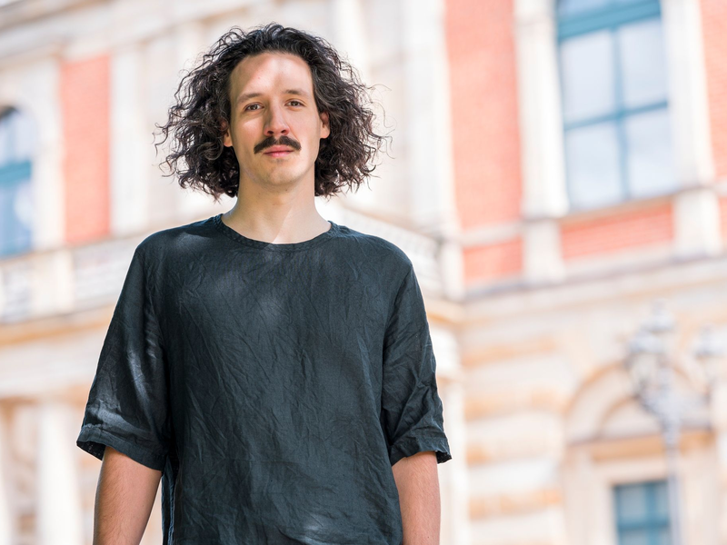 «Es geht nicht um Verrenkungen oder Zugeständnisse an den Geschmack»: Regisseur Valentin Schwarz. - Foto: Daniel Vogl/dpa