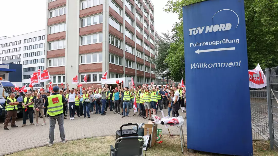 Streikende bei einem Warnstreik vor der TÜV-Hauptverwaltung in Hamburg. - Bild: Bodo Marks/Bodo Marks/dpa