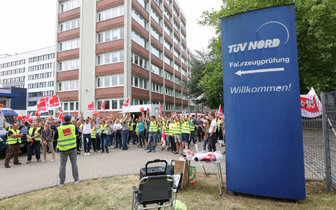 Streikende bei einem Warnstreik vor der TÜV-Hauptverwaltung in Hamburg. - Foto: Bodo Marks/Bodo Marks/dpa