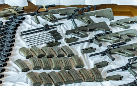 Dieses vom Bundesministerium für Inneres in Österreich zur Verfügung gestellte Foto zeigt von den Sicherheitsbehörden sichergestellte Waffen und Munition. - Foto: Unbekannt/BMI/APA/dpa
