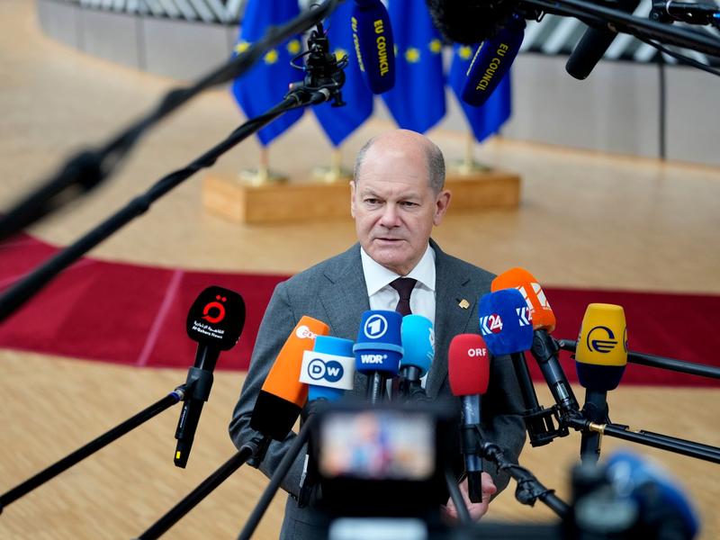 «Wir haben uns als Staaten verpflichtet, dass wir auch zukünftig der Ukraine etwas schulden, was ihre Sicherheit betrifft»: Olaf Scholz. - Foto: Virginia Mayo/AP/dpa