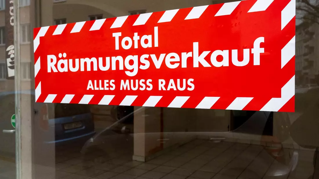 Die Zahl der Unternehmensinsolvenzen ist 2023 um 16,2 Prozent im Vergleich zum ersten Halbjahr 2022 gestiegen. - Bild: Peter Kneffel/dpa