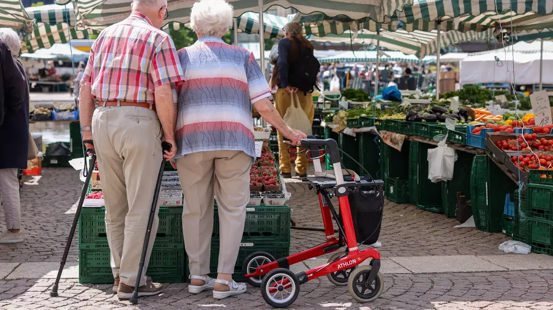 Laut Funke Mediengruppe haben sich bei den Sozial- und Wohlfahrtsverbänden zahlreiche Grundrentenbezieher gemeldet, denen nach der Einkommensprüfung die Bezüge gekürzt wurden. - Bild: Jan Woitas/dpa