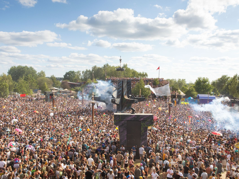 Bis zu 70.000 Gäste werden bei der diesjährigen Fusion erwartet (Archivbild). - Foto: Christian Charisius/dpa