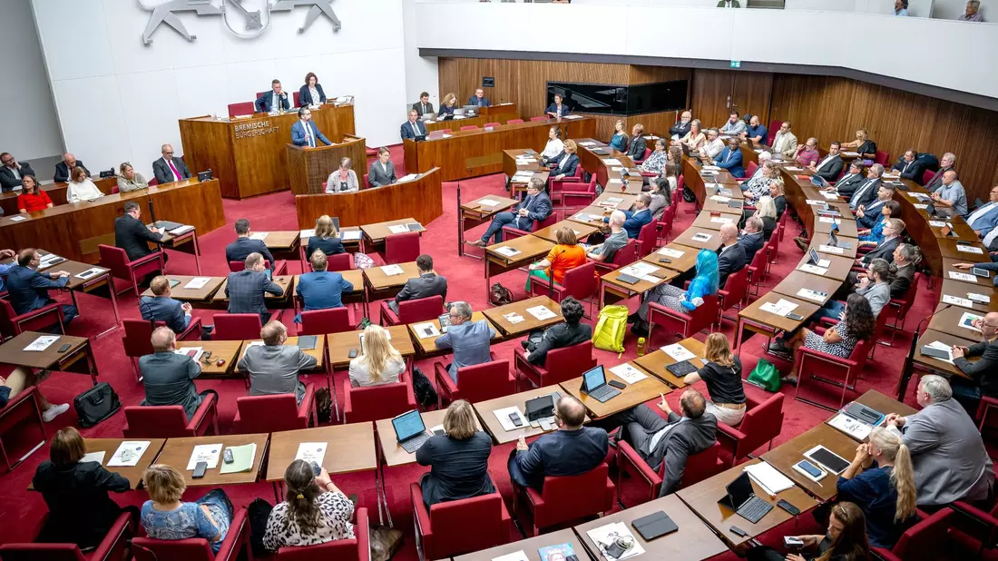 Die Abgeordneten der Bremischen Bürgerschaft während der konstituierende Sitzung. - Bild: Sina Schuldt/dpa