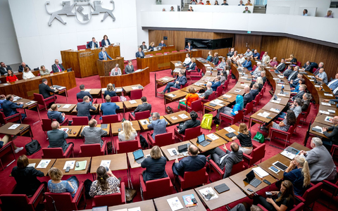 Die Abgeordneten der Bremischen Bürgerschaft während der konstituierende Sitzung. - Foto: Sina Schuldt/dpa