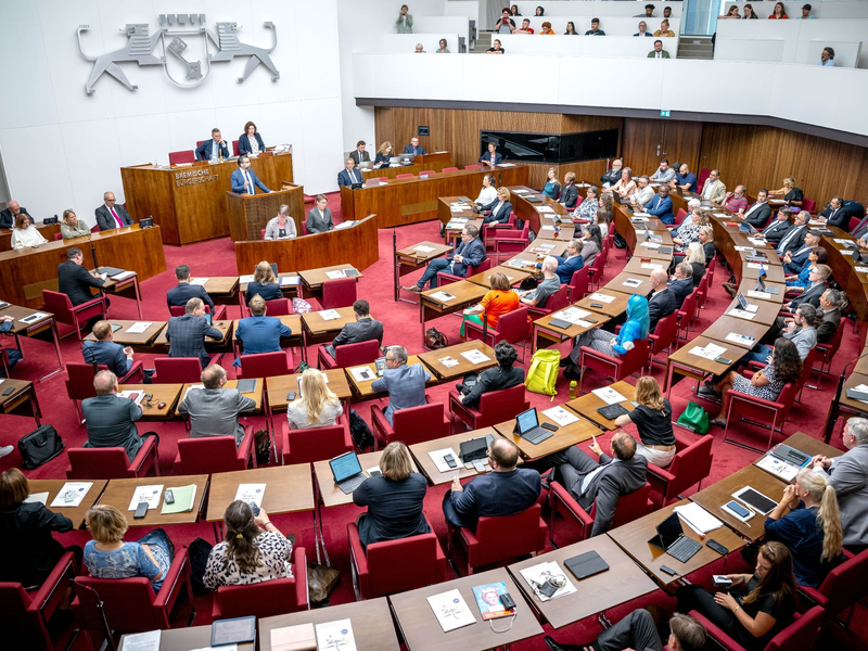 Die Abgeordneten der Bremischen Bürgerschaft während der konstituierende Sitzung. - Foto: Sina Schuldt/dpa