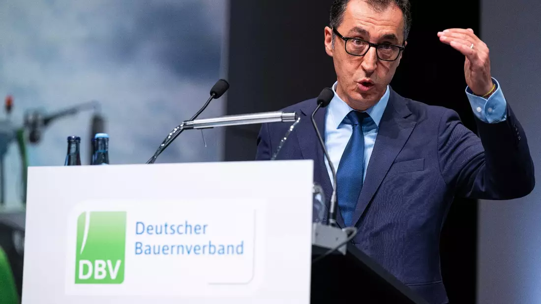 Bundeslandwirtschaftsminister Cem Özdemir beim Deutschen Bauerntag in Münster. - Bild: Guido Kirchner/dpa