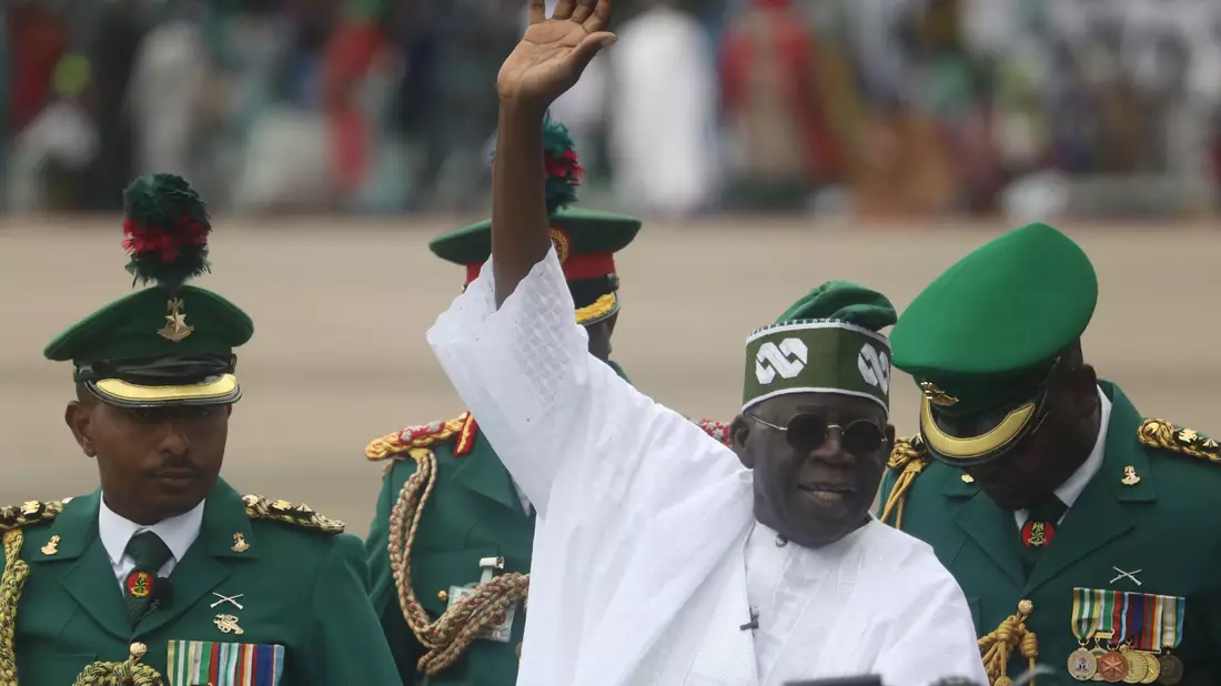 Nigerias neuer Präsident Bola Ahmed Tinubu winkt am 29.05.2023 seinen Anhängern zu, nachdem in Abuja vereidigt wurde. - Bild: Sodiq/XinHua/dpa