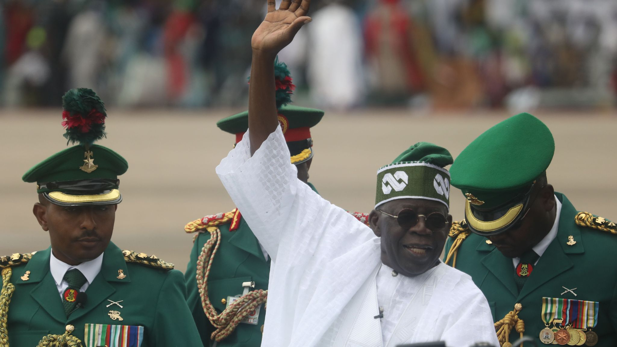 Nigerias neuer Präsident Bola Ahmed Tinubu winkt am 29.05.2023 seinen Anhängern zu, nachdem in Abuja vereidigt wurde. - Foto: Sodiq/XinHua/dpa