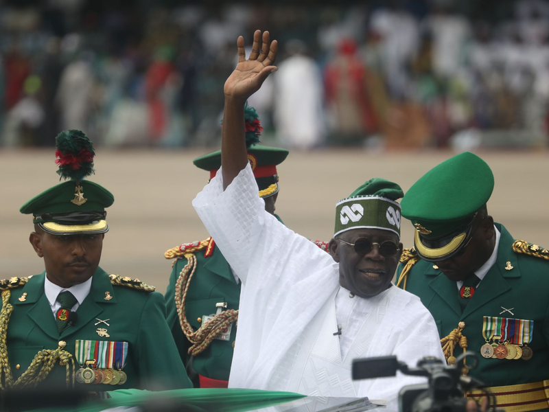 Nigerias neuer Präsident Bola Ahmed Tinubu winkt am 29.05.2023 seinen Anhängern zu, nachdem in Abuja vereidigt wurde. - Foto: Sodiq/XinHua/dpa
