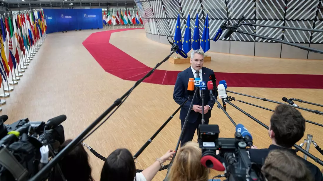 Karl Nehammer, Bundeskanzler von Österreich, trifft zum EU-Gipfel im Gebäude des Europäischen Rates ein und spricht mit Journalisten. - Bild: Virginia Mayo/AP/dpa