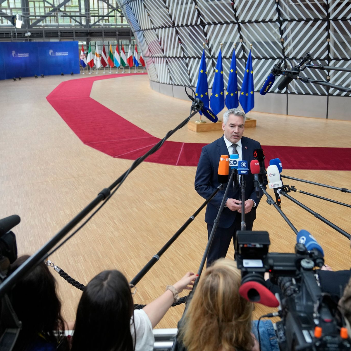 Karl Nehammer, Bundeskanzler von Österreich, trifft zum EU-Gipfel im Gebäude des Europäischen Rates ein und spricht mit Journalisten. - Foto: Virginia Mayo/AP/dpa