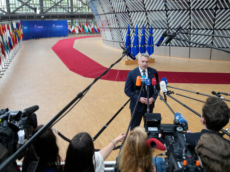 Ursula von der Leyen, Präsidentin der Europäischen Kommission, trifft zu einem EU-Gipfel im Gebäude des Europäischen Rates ein. - Foto: Virginia Mayo/AP/dpa