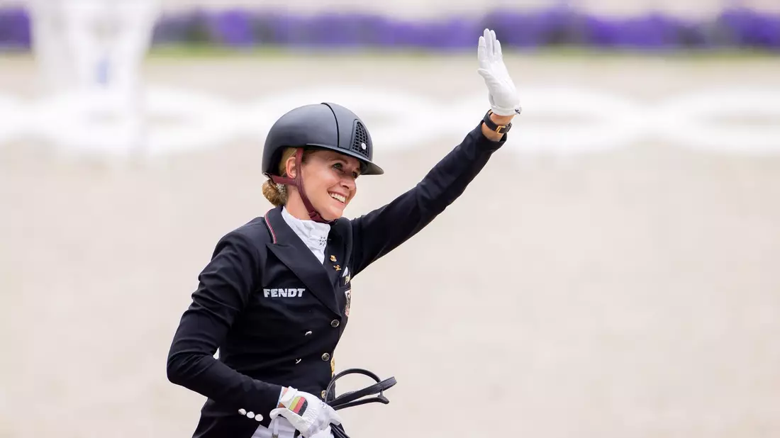 Dressurreiterin Jessica von Bredow-Werndl holte bei den Olympischen Spielen Gold im Einzelwettbewerb. - Bild: Rolf Vennenbernd/dpa