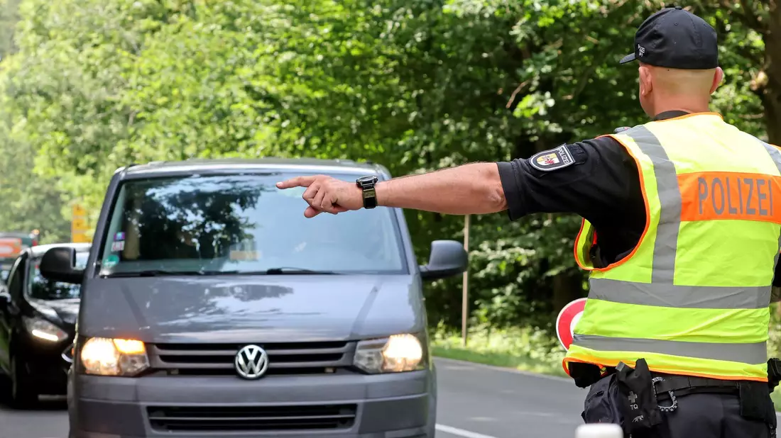 Die Polizei kontrolliert auf einer Zufahrtsstraße zum Fusion-Festival anreisende Gäste. - Bild: Bernd Wüstneck/dpa