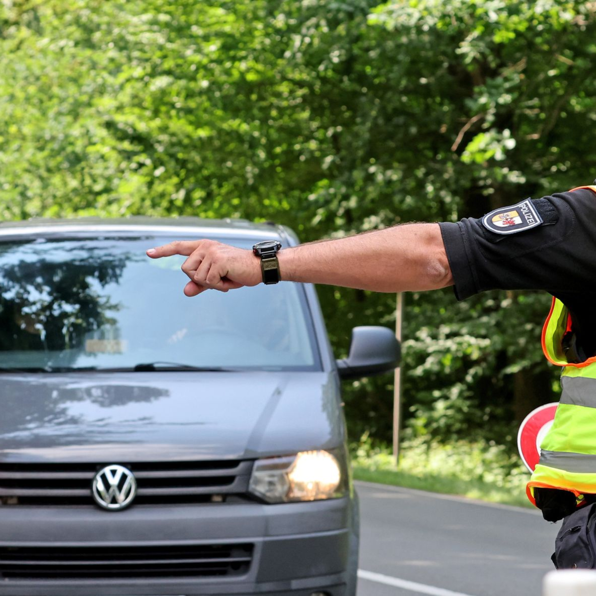 Die Polizei kontrolliert auf einer Zufahrtsstraße zum Fusion-Festival anreisende Gäste. - Foto: Bernd Wüstneck/dpa