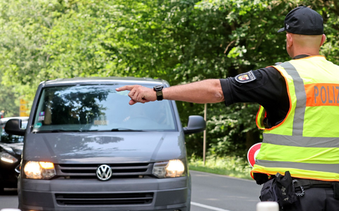 Die Polizei kontrolliert auf einer Zufahrtsstraße zum Fusion-Festival anreisende Gäste. - Foto: Bernd Wüstneck/dpa