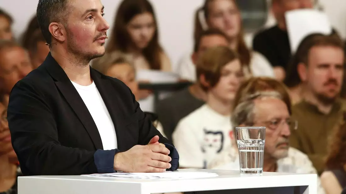 Der Autor und Spoken-Word-Künstler Jayrome C. Robinet (l) beim Bachmann-Preis in Klagenfurt. - Bild: Gert Eggenberger/APA/dpa