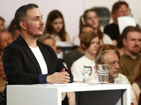 Der Autor und Spoken-Word-Künstler Jayrome C. Robinet (l) beim Bachmann-Preis in Klagenfurt. - Foto: Gert Eggenberger/APA/dpa