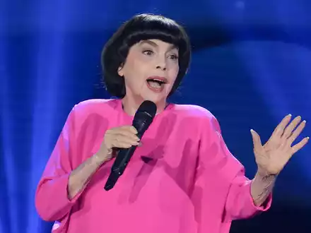 Sängerin Mireille Mathieu will sich von der Bühne verabschieden. - Foto: Jason Harrell/dpa