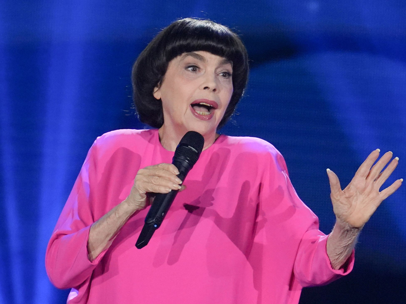 Sängerin Mireille Mathieu will sich von der Bühne verabschieden. - Foto: Jason Harrell/dpa