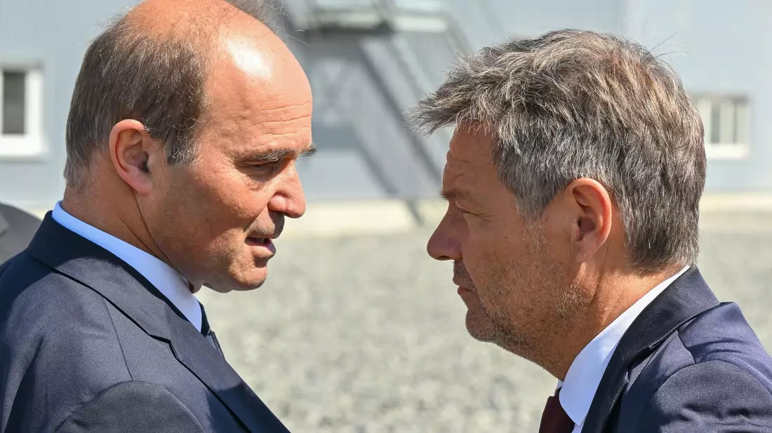 Martin Brudermüller (l), Vorstandsvorsitzender der BASF SE, und Wirtschaftsminister Robert Habeck unterhalten sich auf einem Festakt des Chemiekonzerns BASF zur Eröffnung einer Anlage für die Herstellung von Kathodenmaterialien. - Bild: Patrick Pleul/dpa