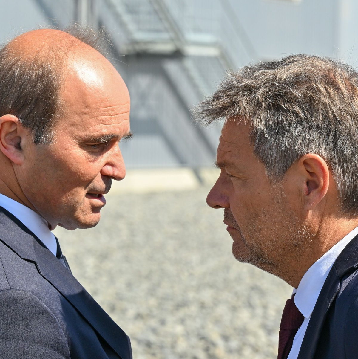 Martin Brudermüller (l), Vorstandsvorsitzender der BASF SE, und Wirtschaftsminister Robert Habeck unterhalten sich auf einem Festakt des Chemiekonzerns BASF zur Eröffnung einer Anlage für die Herstellung von Kathodenmaterialien. - Foto: Patrick Pleul/dpa