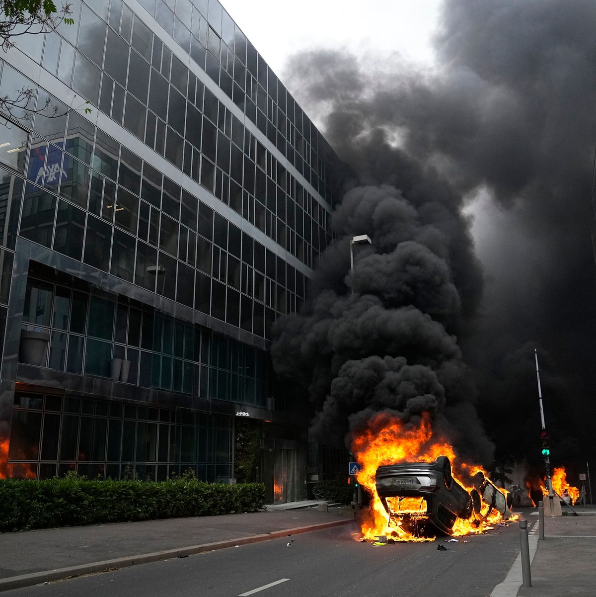 Beamte der Bereitschaftspolizei suchen Schutz hinter einem Restaurant, nachdem es während eines Trauermarsches zu Zwischenfällen gekommen ist. - Foto: Michel Euler/AP/dpa