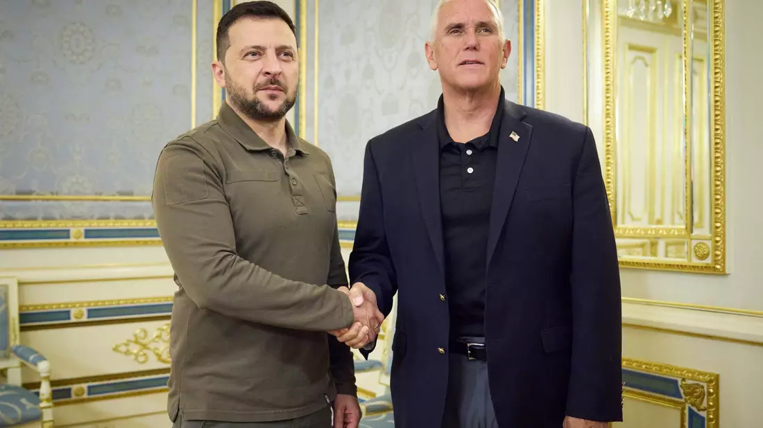 Wolodymyr Selenskyj (l), Präsident der Ukraine, und Mike Pence, ehemaliger Vizepräsident der USA, während ihres Treffens. - Bild: Uncredited/Ukrainian Presidential Press Office/AP/dpa