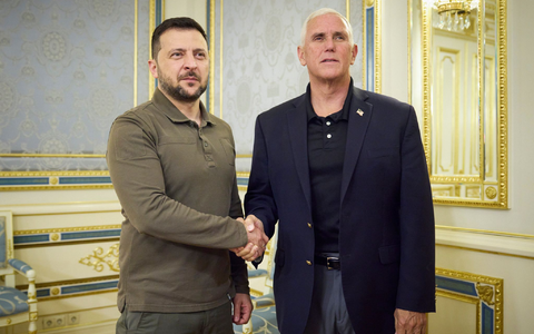 Wolodymyr Selenskyj (l), Präsident der Ukraine, und Mike Pence, ehemaliger Vizepräsident der USA, während ihres Treffens. - Foto: Uncredited/Ukrainian Presidential Press Office/AP/dpa