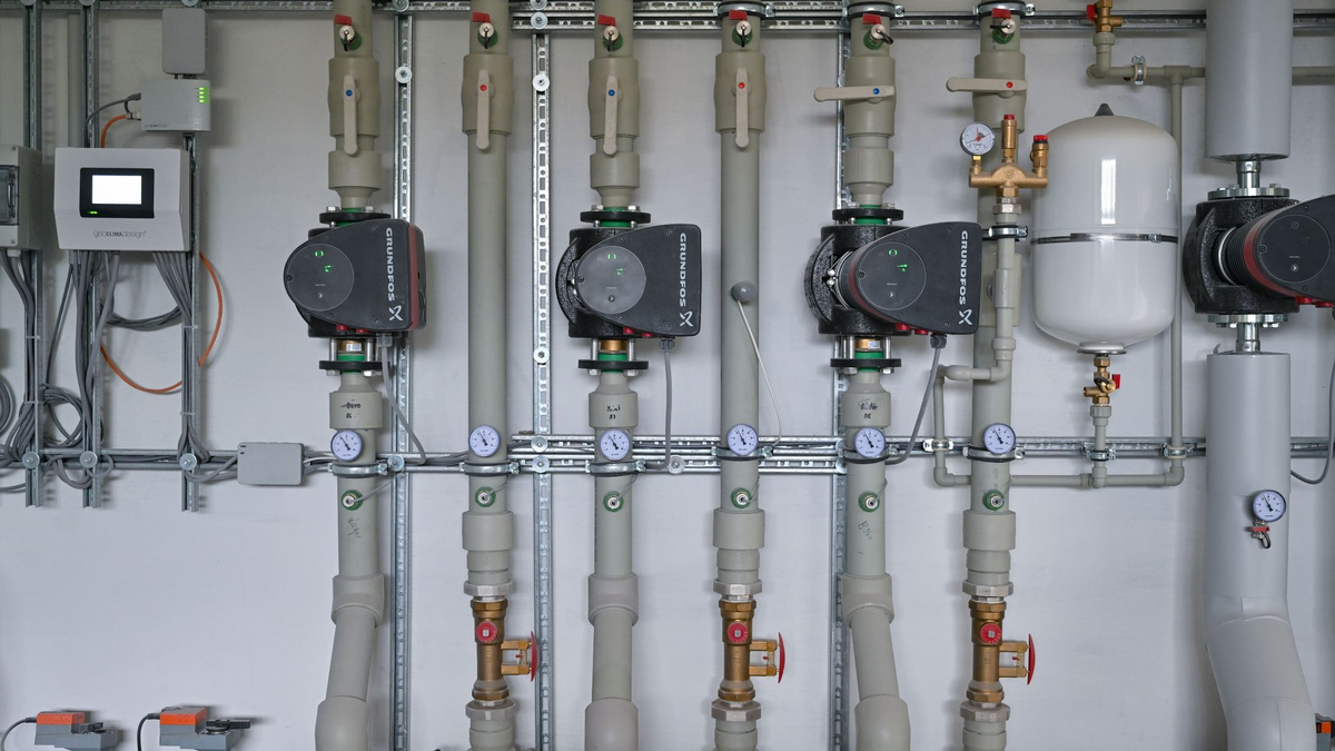 Blick auf eine Hydraulikstation in einem Heizungsraum für Sole-Wasser-Wärmepumpen. - Foto: Patrick Pleul/dpa