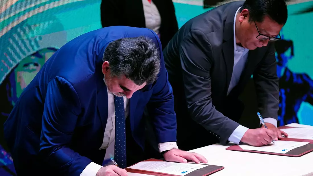 Vertreter der russischen Uranium One Group und des bolivianischen Staatsunternehmens Yacimientos de Litio Bolivianos unterzeichnen in La Paz ein Abkommen über die Industrialisierung von Lithium. - Bild: Juan Karita/AP