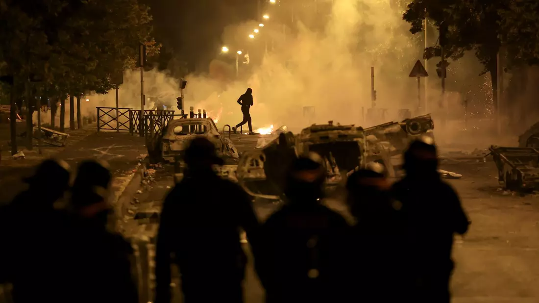 Autos brennen bei Ausschreitungen im Pariser Vorort Nanterre. - Bild: Aurelien Morissard/AP